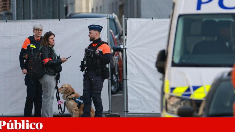 Agentes junto à sinagoga atingida pela explosão da madrugada desta segunda-feira, 9 de Março