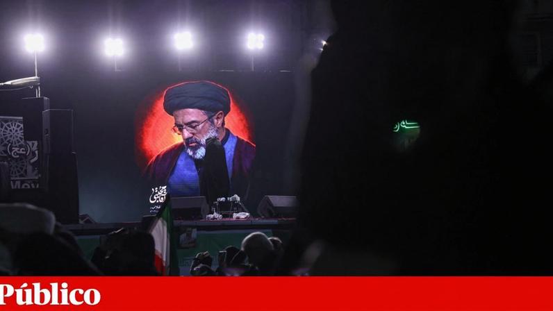 Imagem do novo Guia Supremo do Irão, Mojtaba Khamenei, exibido num ecrã gigante em Teerão