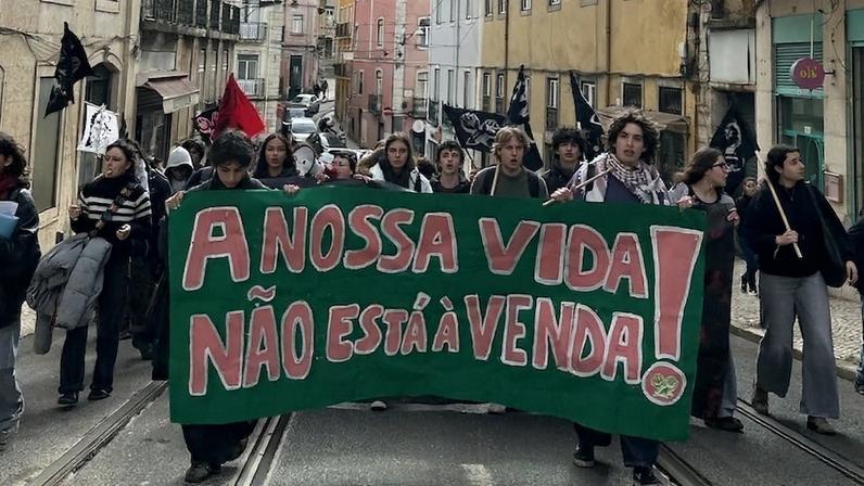 Jovens da Greve Climática Estudantil manifestam-se em Lisboa a reivindicar que Seguro ponha o clima no centro da agenda política