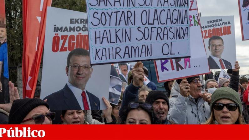 Manifestantes protestam contra a detenção e acusação de Ekrem Imamoglu à porta do tribunal no dia do julgamento, 9 de Março de 2026