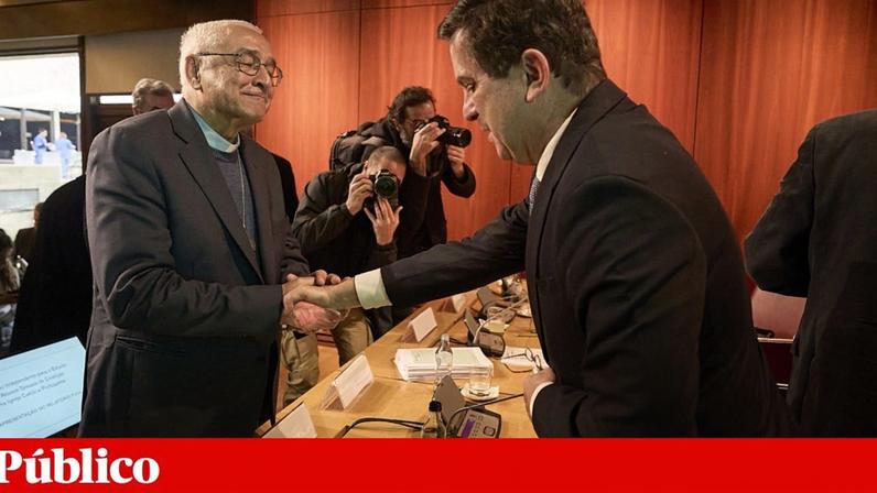 Presidente da Conferência Episcopal Portuguesa, D. José Ornelas, cumprimenta Pedro Strecht, coordenador da comissão independente que fez o levantamento dos abusos sexuais na Igreja em Portugal