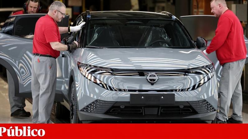 Trabalhadores inspeccionam um Leaf de última geração à saída da linha de produção na fábrica da Nissan em Sunderland, Reino Unido