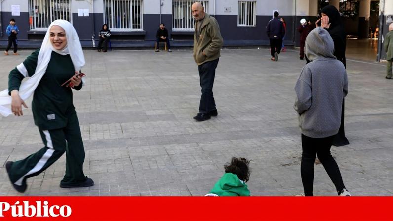 Crianças a brincar numa escola que acolhe pessoas deslocadas em Beirute, no Líbano