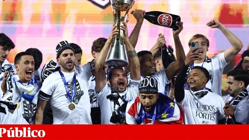 Jogadores do Vitória celebram na Taça da Liga