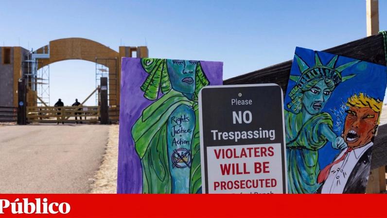 Protestos contra Epstein e Trump à porta do antigo rancho do abusador sexual, em Stanley, no Novo México