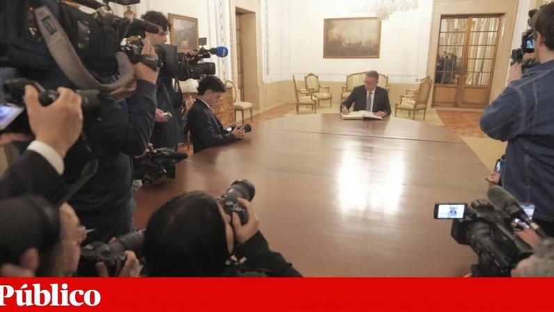 António José Seguro assina o livro de honra da Câmara do Porto