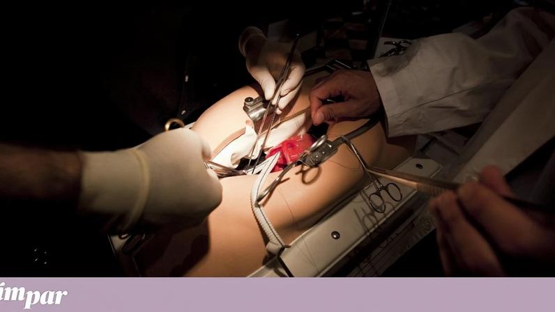 Alunos de Medicina numa simulação cirúrgica de tratamento de aneurismas da aorta