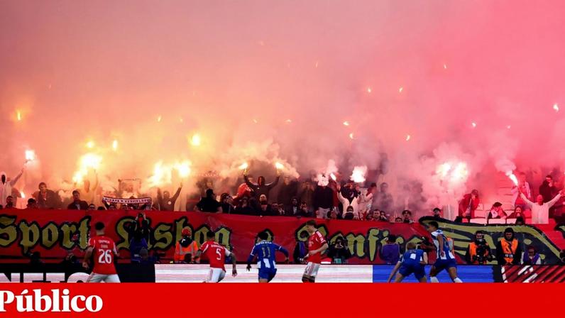 Adeptos do Benfica queimaram adereços de claques portistas