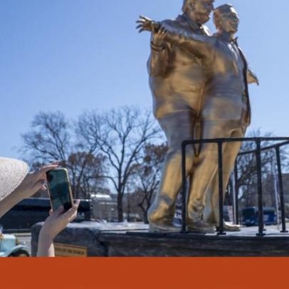 Estátua de Trump e Epstein em estilo Titanic é nova obra de artistas anónimos