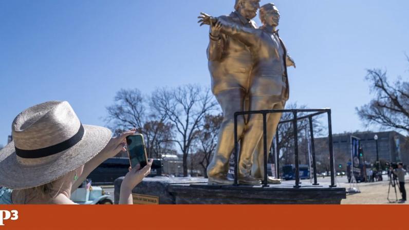 Pintada com tinta dourada em spray, a obra mostra Trump de pé atrás de Epstein, voltados para o Washington Monument