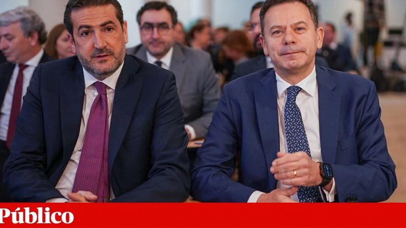 O primeiro-ministro e presidente do PSD, Luís Montenegro, com o secretário-geral do partido e líder parlamentar, Hugo Soares, em Caminha