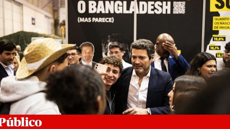 Stand do Chega na Futurália, que é visitada por milhares de estudantes, tem mensagens onde se lê "Isto não é mesmo o Bangladesh (mas parece)" ou "Sorria, estamos a ser substituídos"