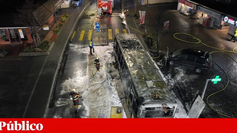 Uma foto divulgada pela Polícia de Friburgo mostra investigadores a examinarem os destroços carbonizados de um autocarro postal após um incêndio em Kerzers, Suíça
