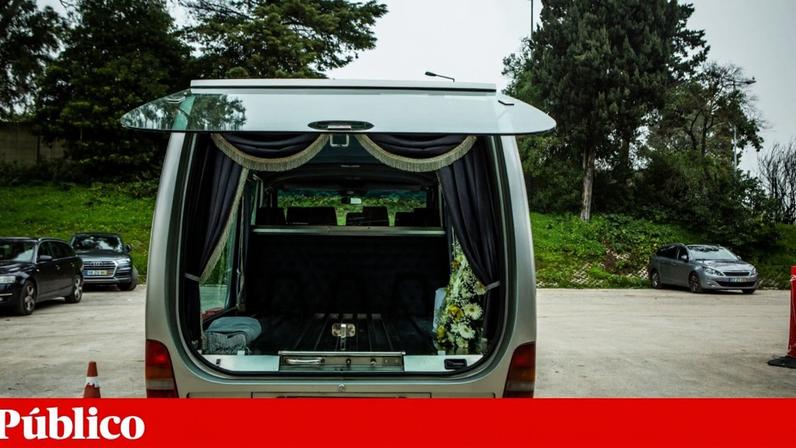 Carro funerário à entrada da morgue do Hospital Santa Maria