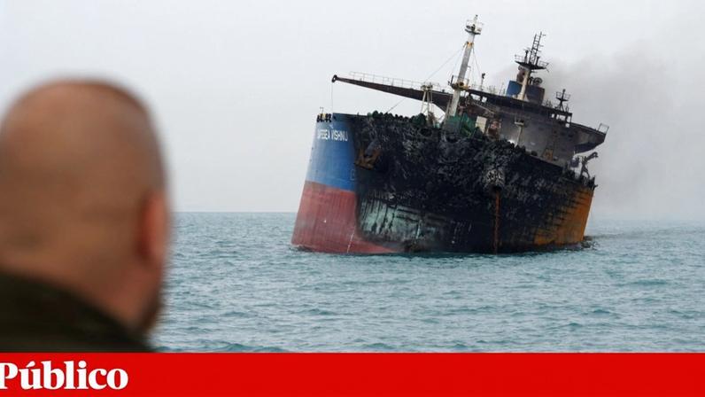 Petroleiro carregado com crude iraquiano foi danificado por um incêndio depois de um ataque de origem não identificado em águas territoriais do Iraque