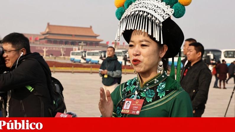 Delegada de uma minoria étnica à saída da Assembleia Popular Nacional, em Pequin