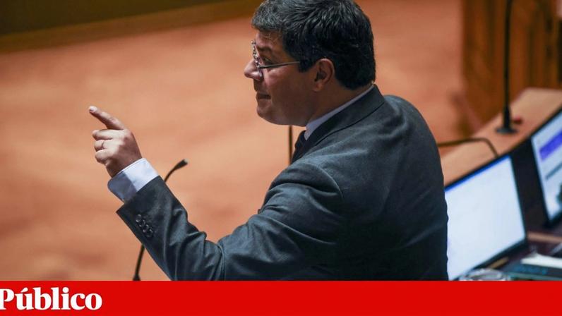 Eurico Brilhante Dias, líder do grupo parlamentar do PS, falou aos jornalistas ao início da tarde desta quinta-feira