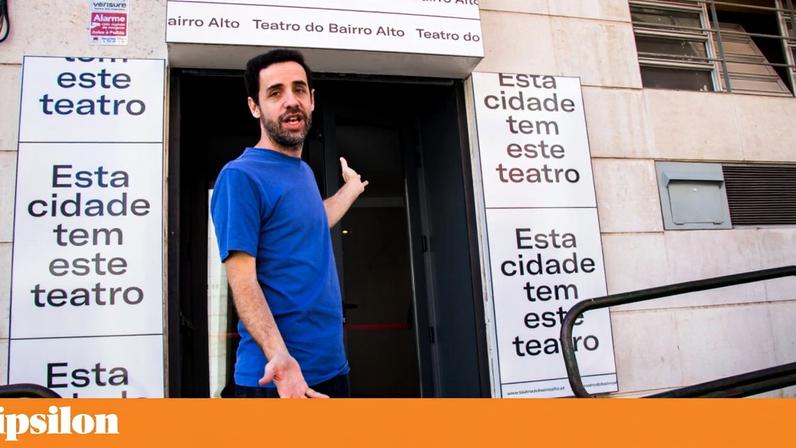 Francisco Frazão em 2019, à porta do então novo Teatro do Bairro Alto
