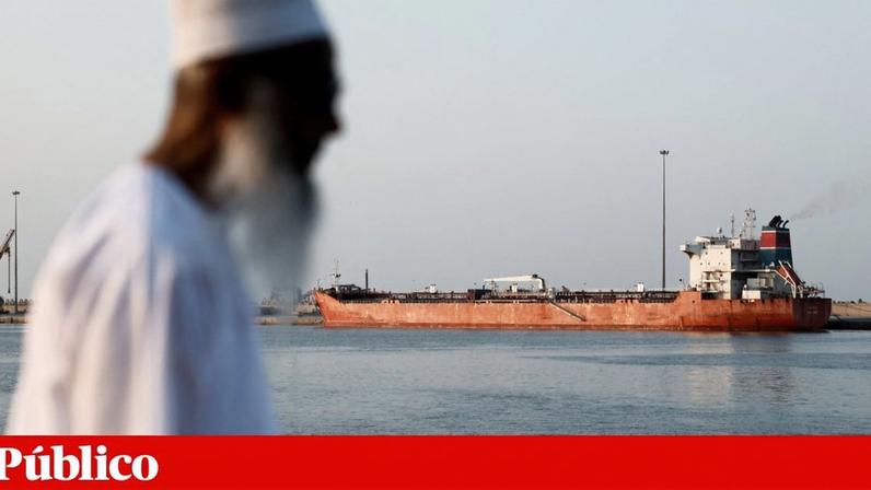 Há dezenas de navios à entrada do estreito de Ormuz ou dentro do Golfo Pérsico sem saber quando conseguirão passar