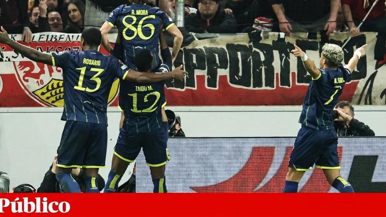 Jogadores do FC Porto a festejarem com os adeptos em Estugarda