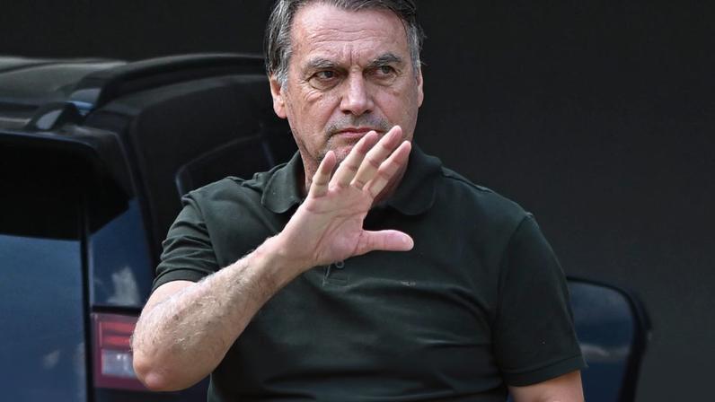 Bolsonaro é internado em UCI com broncopneumonia