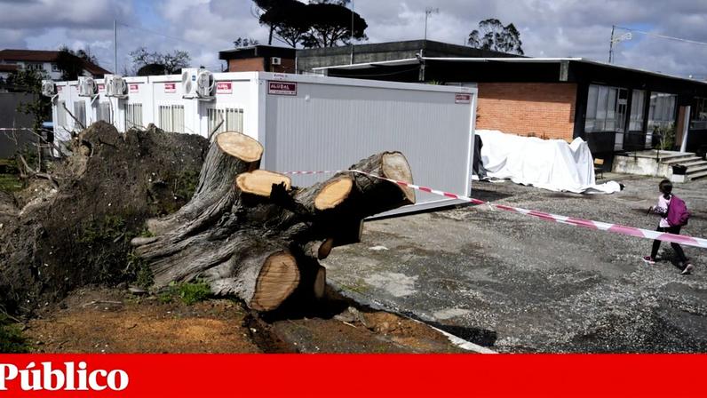 A Escola Básica e Secundária Henrique Sommer, em Maceira, Leiria, teve graves danos estruturais que continuam por resolver. Foram colocados contentores para os alunos voltarem a escola
