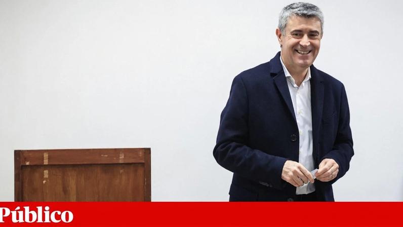 Carneiro acusa Governo de incompetência no dia da reeleição como líder do PS
