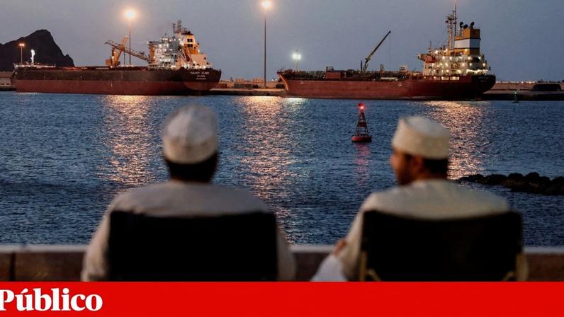 Navios ancorados no estreito de Ormuz vistos a partir de Muscat, em Omã