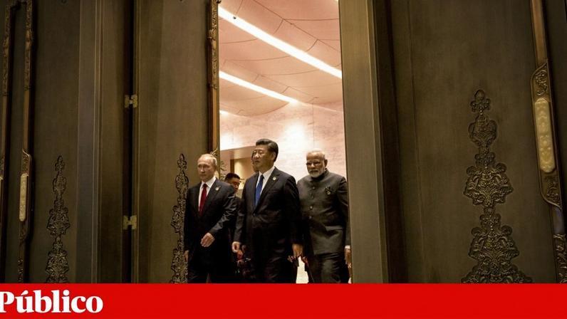 O Presidente russo Vladimir Putin, o homólogo chinês Xi Jinping e o primeiro-ministro Narendra Modi numa cimeira realizada em Xiamen, na China, em 2017