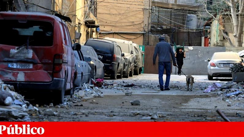 Pessoas caminham perto do local de um ataque israelita ao Líbano