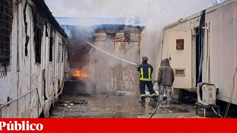 Incêndio num centro de reabilitação de toxicodependentes, destruído no que os taliban afirmaram ter sido um ataque aéreo paquistanês a Cabul