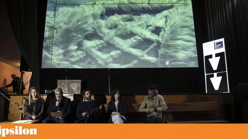 A ministra da Cultura, Margarida Balseiro Lopes, acompanhada pelo director-geral das Artes, Américo Rodrigues, pelo artista Alexandre Estrela e pelos curadores na apresentação desta quarta-feira