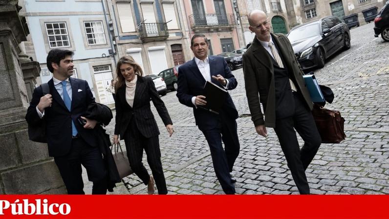 Mário Ferreira, acompanhado pelos advogados e pela mulher à chegada hoje ao tribunal no Porto