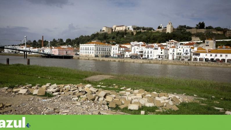 Devido à subida do caudal do Sado, a marginal e a Avenida dos Aviadores, em Alcácer do Sal, estiveram inundadas durante vários dias