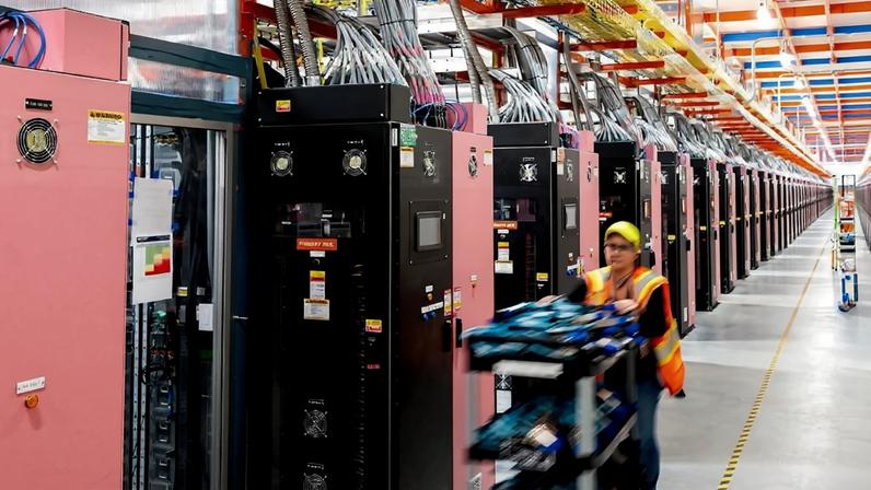 Um centro de dados da Amazon. Instalações da empresa foram atingidas por drones