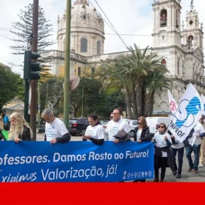 Professores entregam milhares de postais na residência do primeiro-ministro