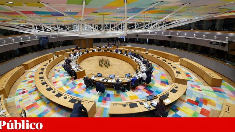 Viktor Orbán afasta-se dos restantes líderes europeus enquanto Zelensky discursava por videochamada