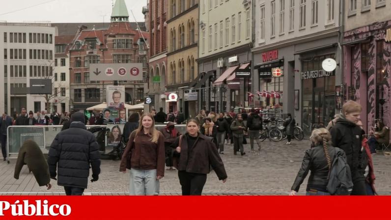 Cartaz de apelo ao voto no Partido Social Democrata, com a cara da primeira-ministra, Mette Frederiksen
