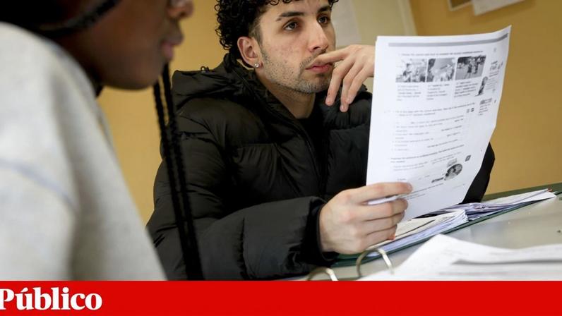 NFS Nuno Ferreira Santos - 18 Março 2026 - Exolicações de Ingês no espaço do Cooper Activa no Bairro do Zambujal que acolhe o projecto-piloto de Centros de Estudo Gulbenkian onde explicadores vão a bairros mais pobres apoiar alunos com mais dificuldades no ensino