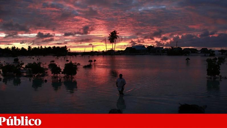 Vista do pôr do sol na aldeia de Tangintebu, em Tarawa do Sul, Kiribati