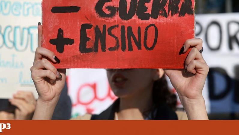Manifestação de estudantes da Escola Artística Soares dos Reis no âmbito das comemorações do Dia Nacional do Estudante