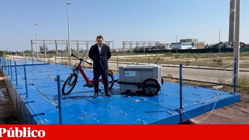 Thomas Cassan, em cima da embarcação que é uma das peças centrais do sistema logístico urbano