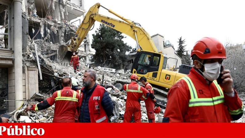 Equipas de emergência junto a edifício bombardeado em Teerão, capital iraniana, na segunda-feira