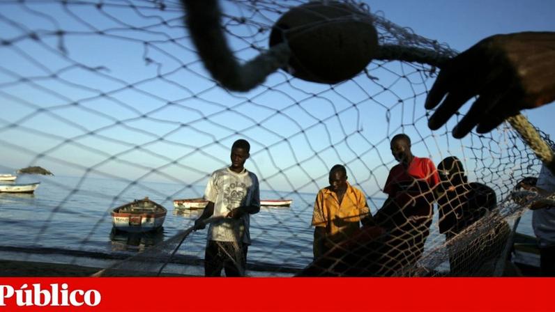 Pescadores preparam as suas redes nas margens do lago Malawi