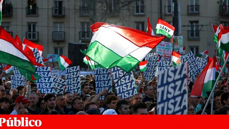 Apoiantes da oposição em Budapeste na comemoração do dia nacional da Hungria