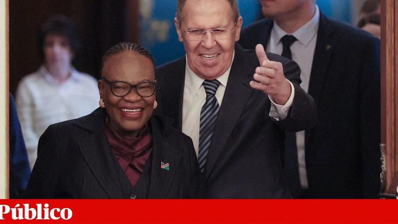 A ministra dos Negócios Estrangeiros e do Comércio da Namíbia, Selma Ashipala-Musavyi, com o seu homólogo russo Serguei Lavrov, quando em Janeiro visitou Moscovo
