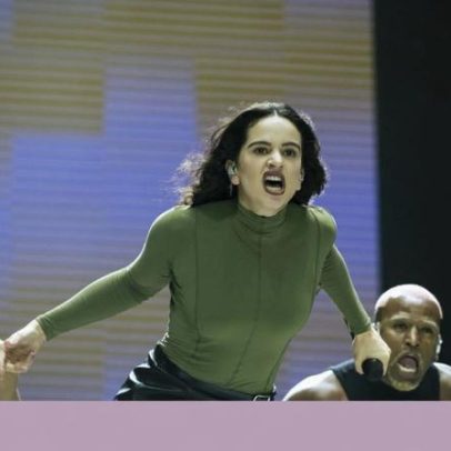 Rosalía interrompe concerto em Milão após vomitar no palco