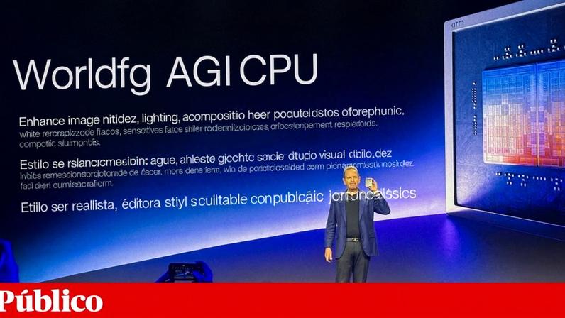 O CEO da Arm, Rene Hass, com o AGI CPU, o primeiro *chip* da empresa com sede em Inglaterra