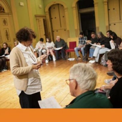 Leitores de teatro procuram peça atrás de peça em todo o país