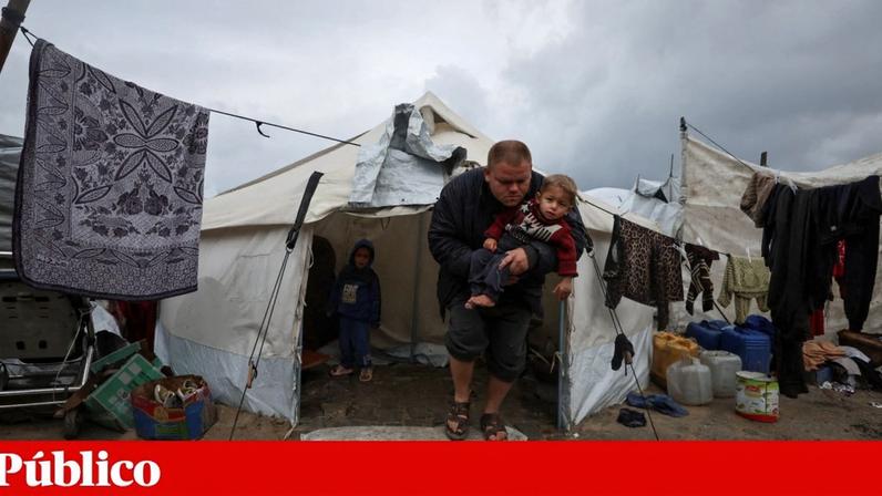 Deslocados internos palestinianos na Cidade de Gaza, a 26 de Março